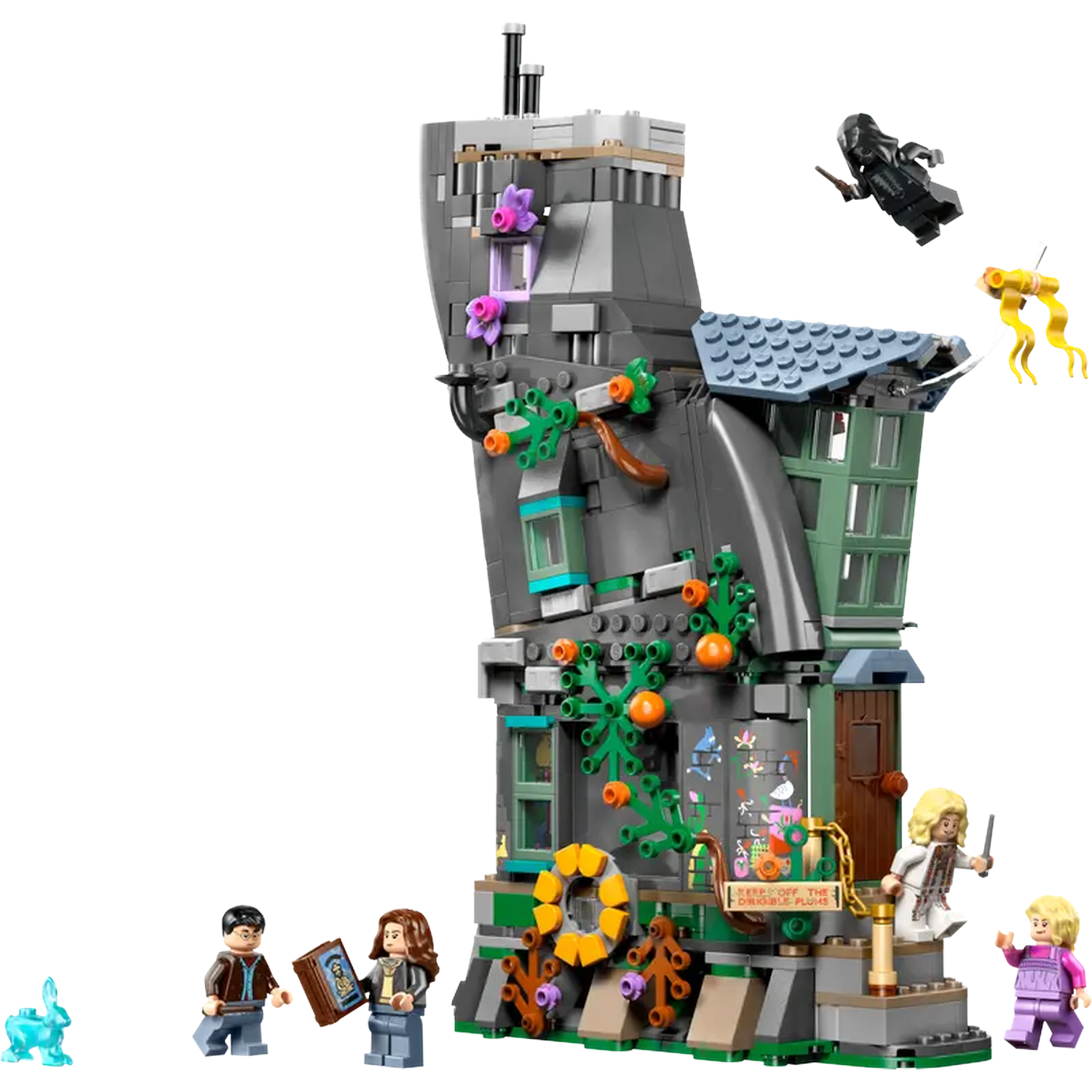 Lego set van een scheef gebouw met minifiguren van Harry Potter personages en andere elementen. Het gebouw is grijs en groen.