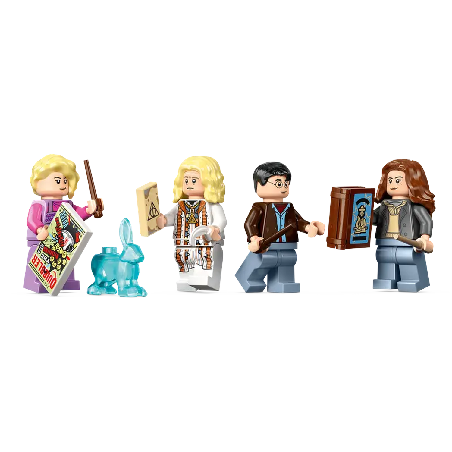 Vier Lego-figuren. Twee blondines, een met een toverstaf en poster, een ander met een toverstaf en papier. Harry Potter en een ander met een doos en toverstaf.
