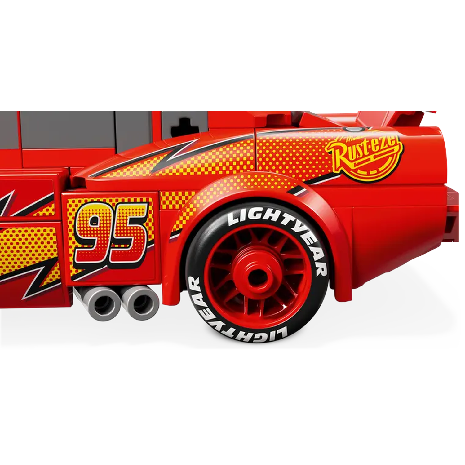 Zijkant van rode speelgoedauto. Met nummer 95, een Lightning McQueen-logo en een 'Lightyear'-band. De auto staat op een witte ondergrond.