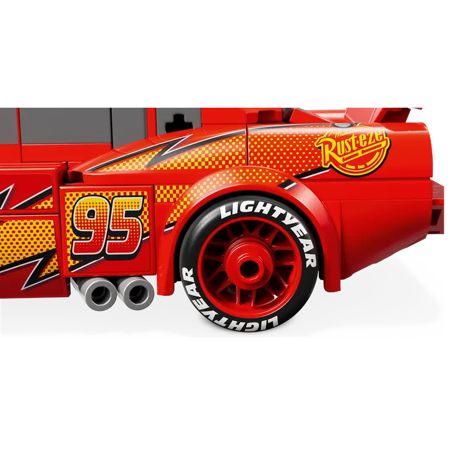 Voiture jouet rouge Flash McQueen avec le numéro 95. Comprend 'LIGHTYEAR' sur le pneu et le logo 'Rust-eze'.