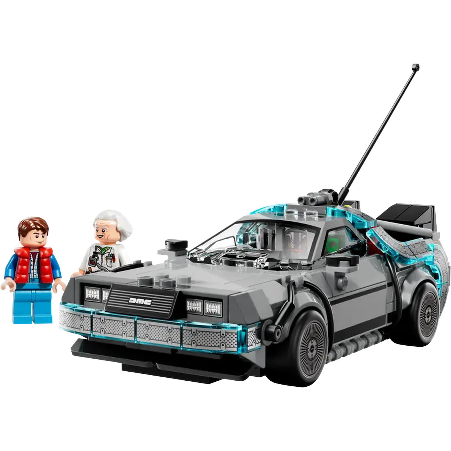 Lego DeLorean auto met Doc Brown en Marty McFly figuren. De auto is grijs met blauwe accenten. Witte achtergrond.