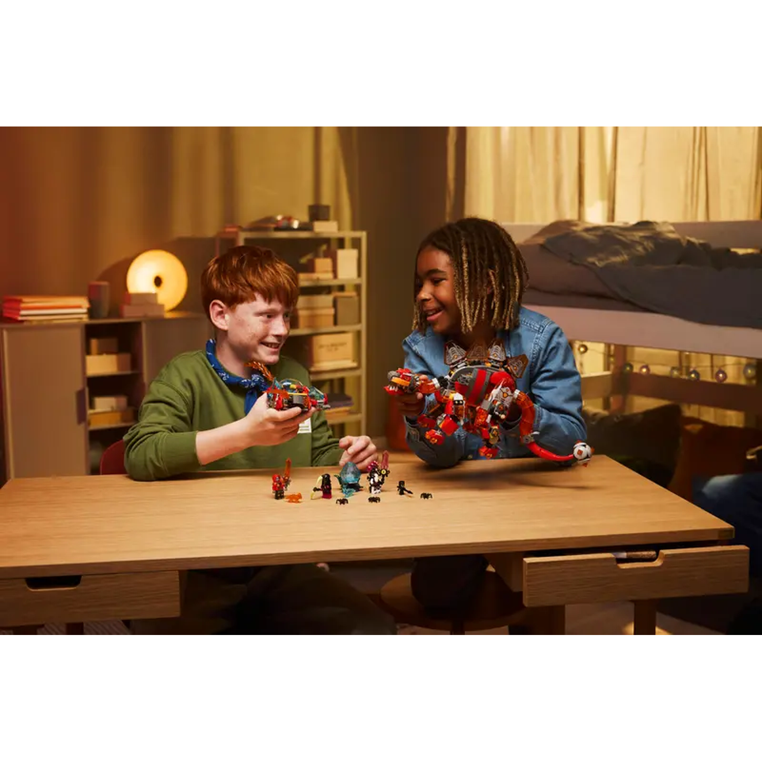 Deux enfants jouant avec des jeux Lego à une table. L'un a les cheveux roux. L'autre a des dreadlocks. Diverses pièces Lego sont sur la table.