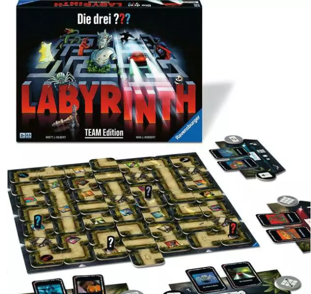 Labyrinth-Brettspiel. Die Schachtel zeigt Charaktere in einem Labyrinth. Brettspiel, Karten und Spielsteine ​​sind ausgestellt.