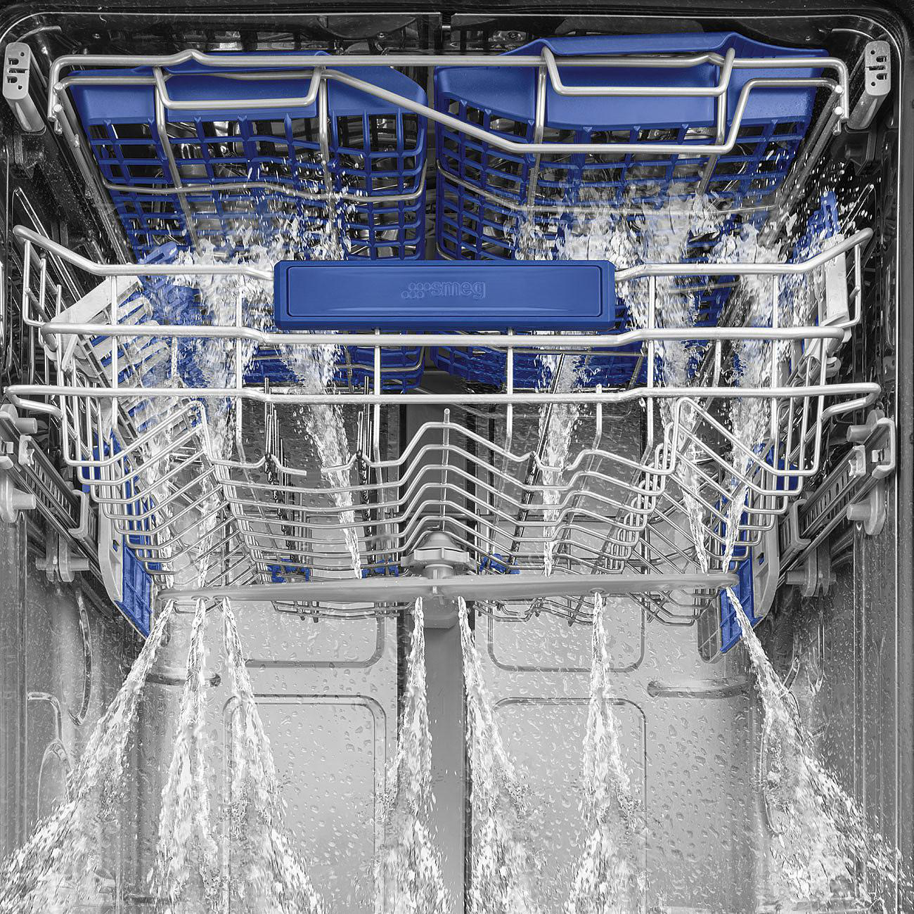 In einem Geschirrspüler halten blaue Gestelle das Geschirr. Wasserstrahlen sprühen mit Kraft und reinigen. Das Smeg-Logo ist sichtbar.