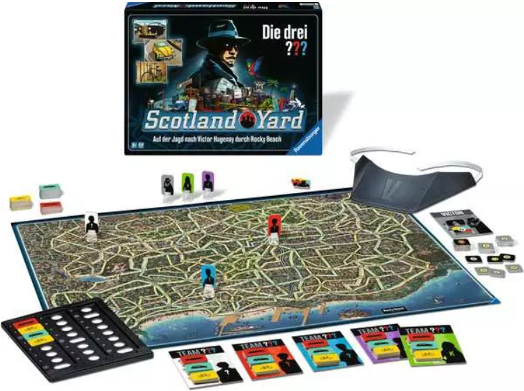 Scotland Yard Brettspiel. Es zeigt ein Spielbrett, Spielsteine, Karten und eine Schachtel mit einem Mann im Hut.
