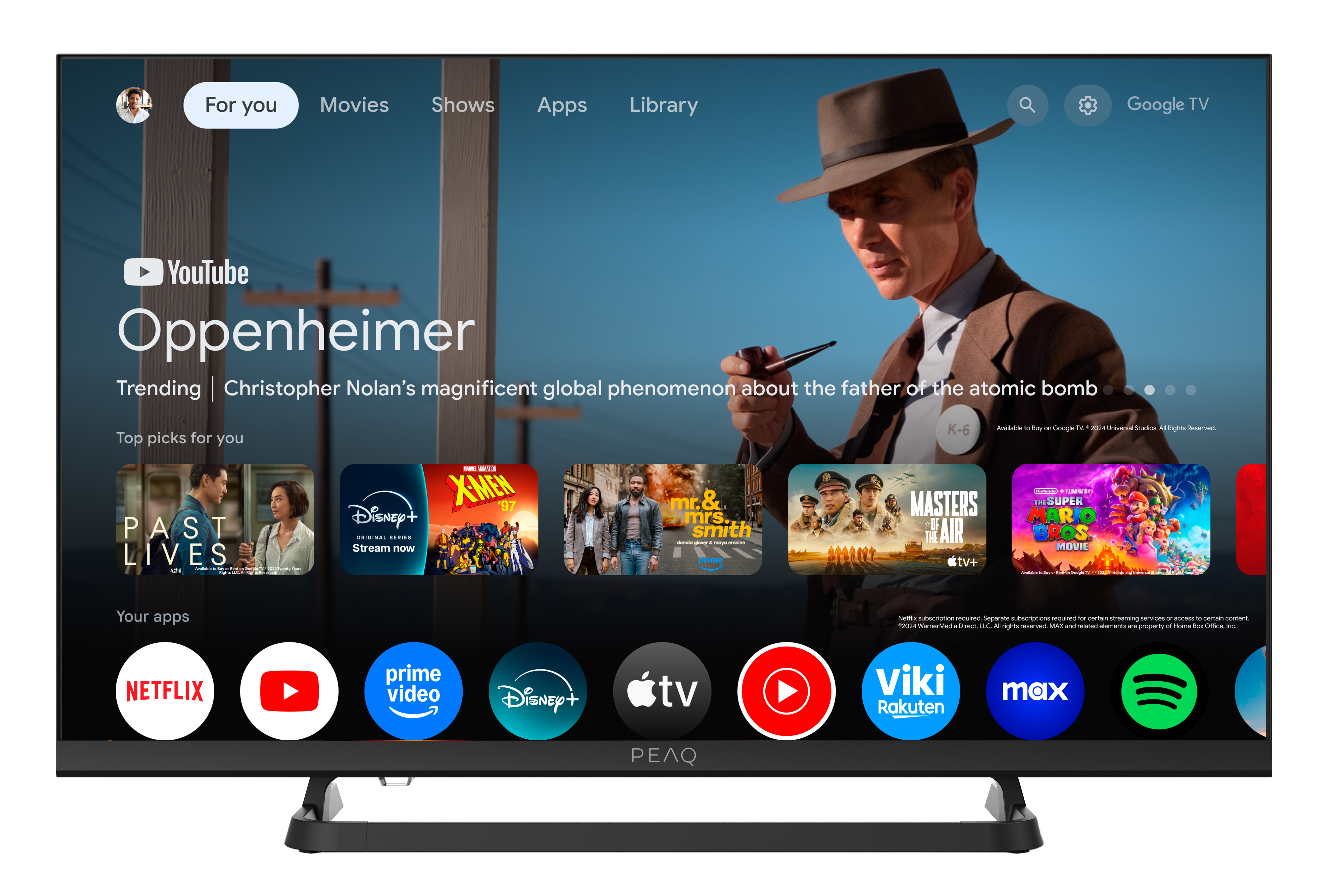 Ekran TV z filmem Oppenheimer. Pokazuje ikony aplikacji, jak Netflix, YouTube, Disney+. Mężczyzna w kapeluszu w tle.