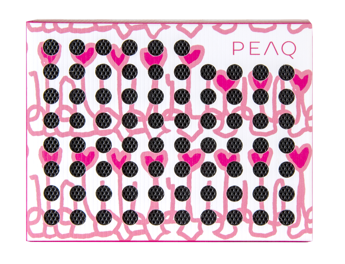 Biały prostokąt z czarnymi okrągłymi otworami, różowymi wzorami w kształcie serca i słowem PEAQ. Czarne tło.