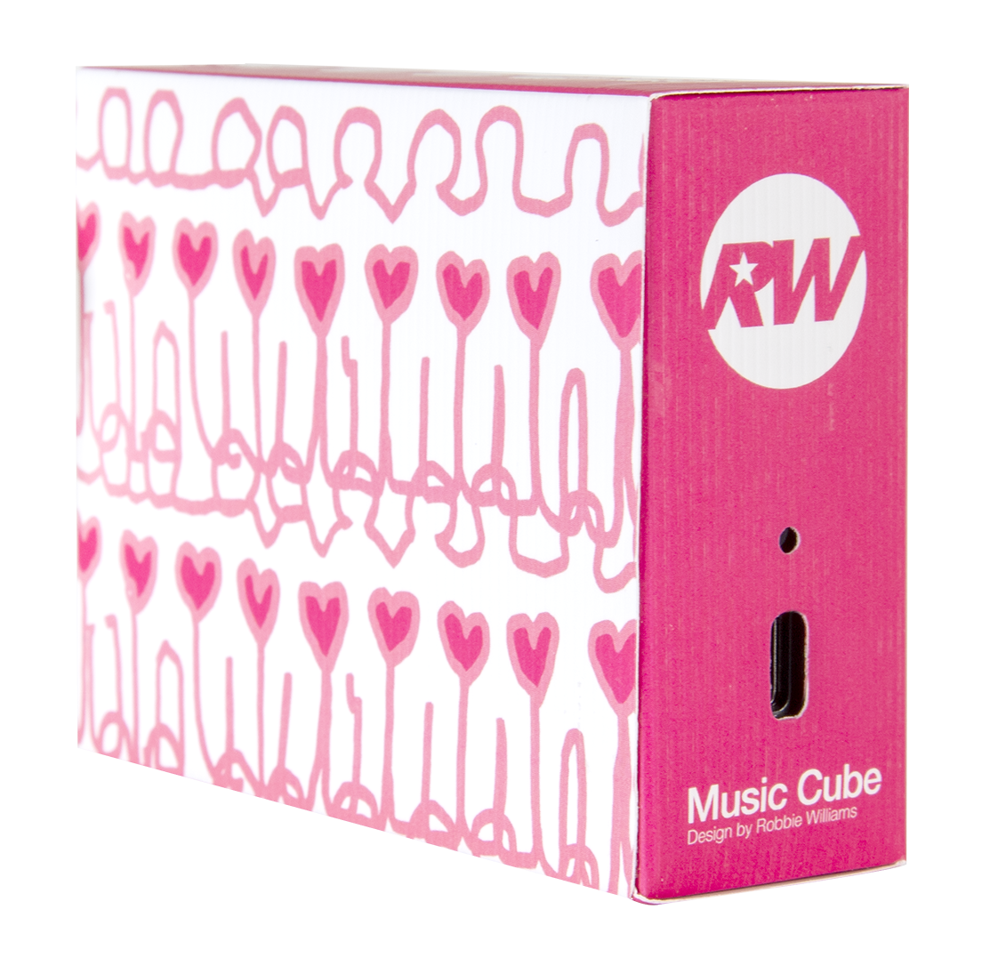 Różowe i białe pudełko. Na pudełku wzór serc. Prawa strona jest różowa z logo i napisem 'Music Cube'.