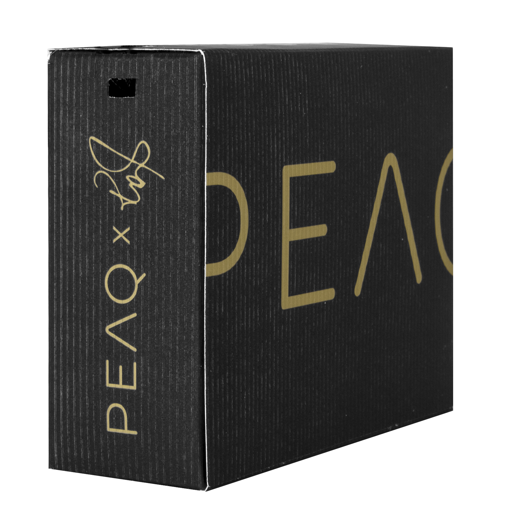 Czarne pudełko ze złotymi literami, z napisem 'PEAQ x For'. Pudełko ma fakturę i mały otwór u góry.