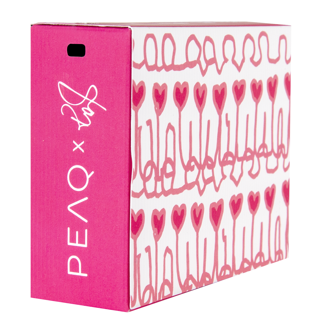 Różowe pudełko z napisem 'PEAQ x Loz' z boku. Druga strona ma wzór różowych serc na białym tle.