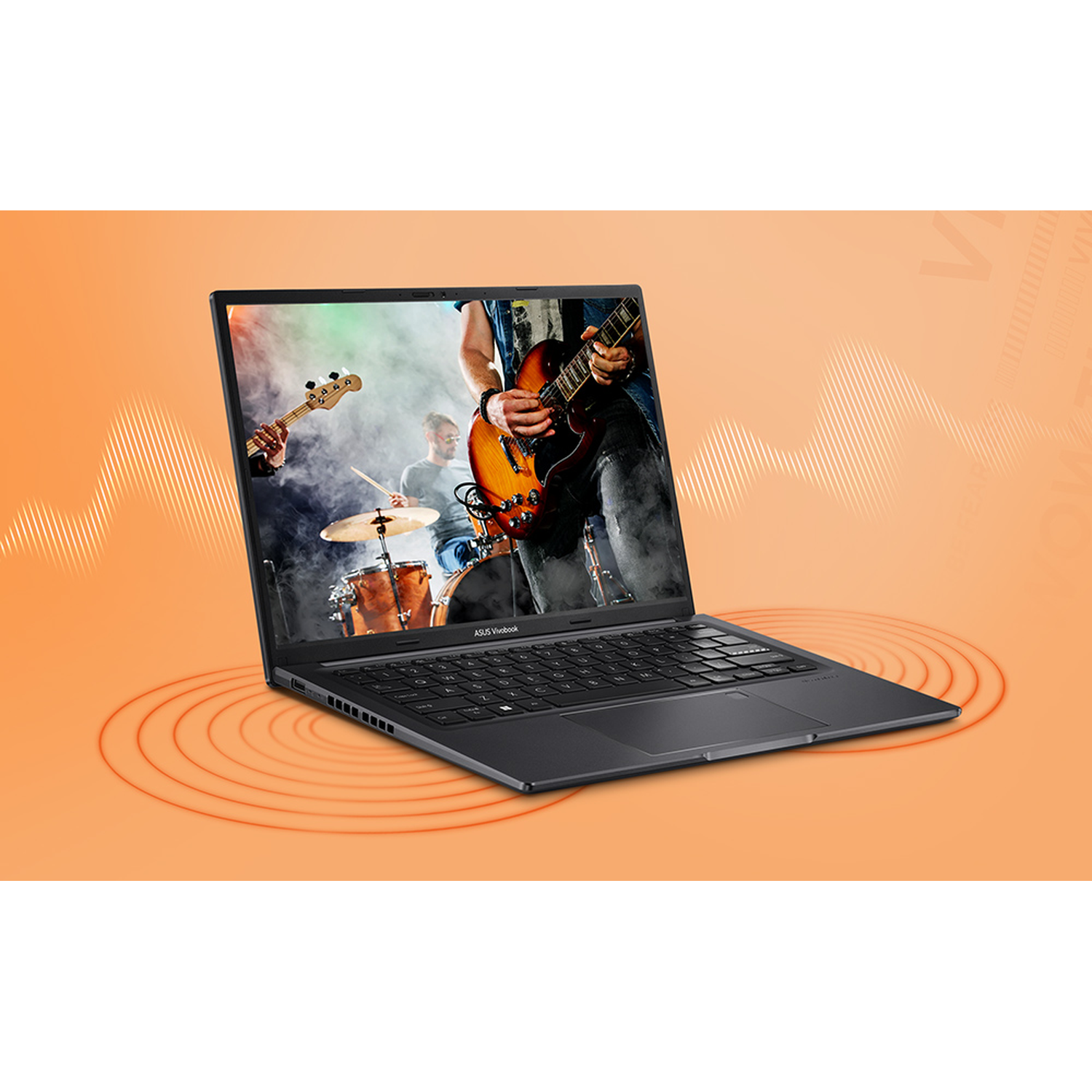 Laptop toont een band die instrumenten bespeelt. De achtergrond is oranje met geluidsgolfafbeeldingen en concentrische cirkels.