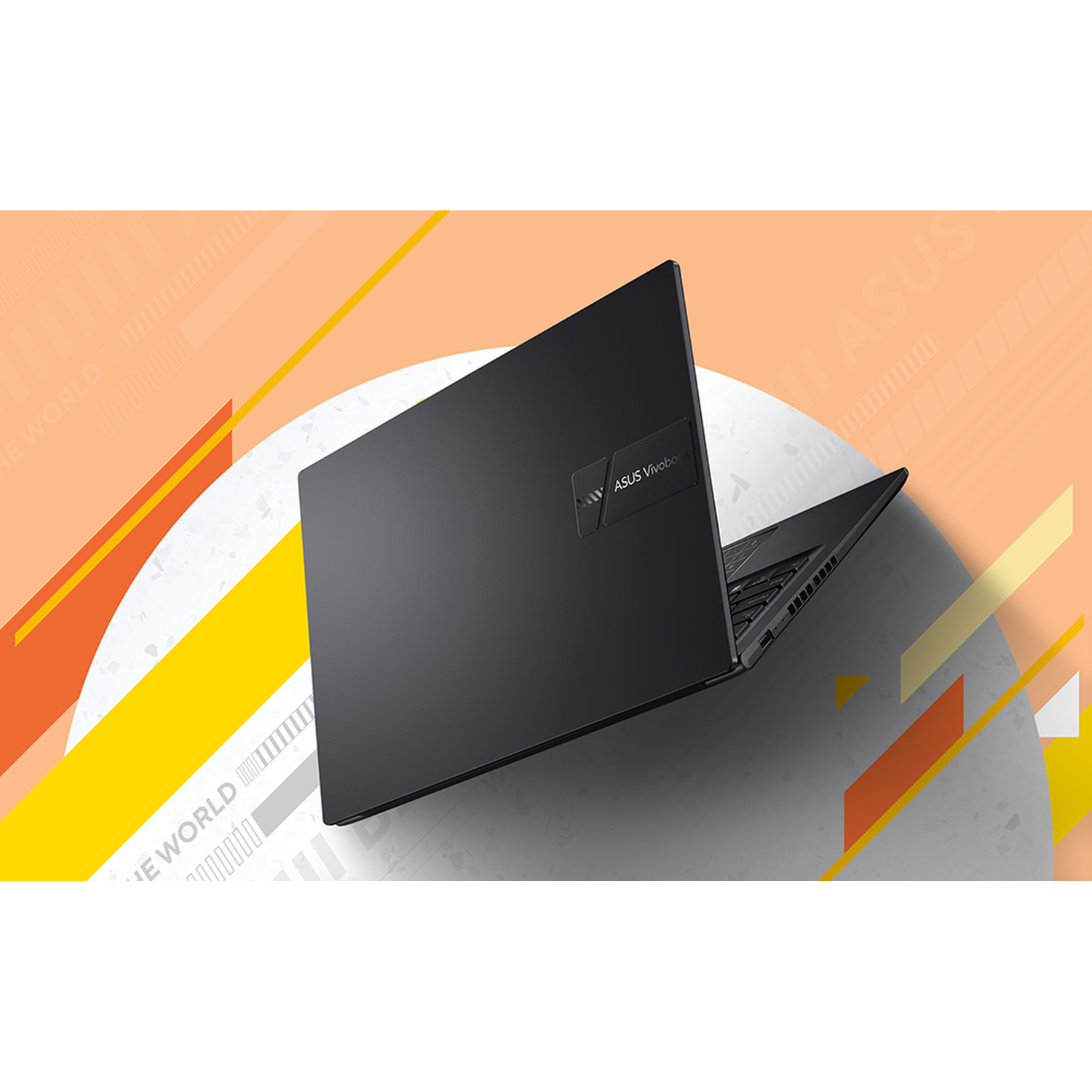 Zwarte laptop, ASUS Vivobook, staat open op een abstracte achtergrond met oranje, gele en witte vormen. De laptop staat schuin.