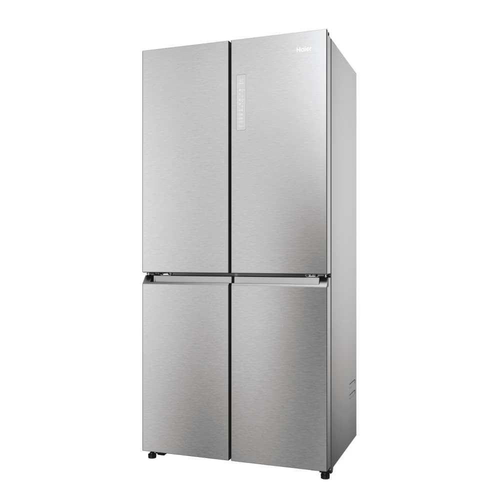 Un refrigerador Haier de acero inoxidable con cuatro puertas. Las puertas están cerradas, con una pantalla digital arriba a la derecha.