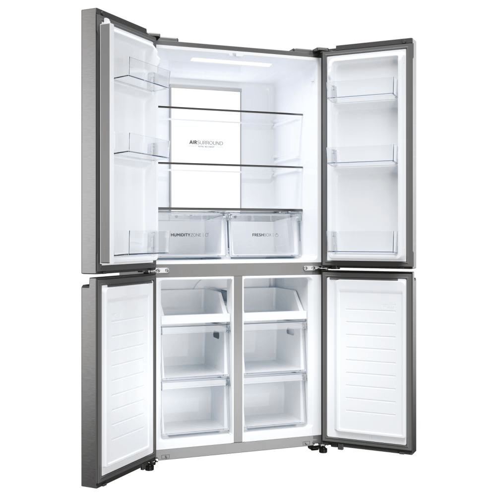 Refrigerador de acero inoxidable abierto con múltiples puertas. Interior con estantes, cajones y etiquetas como 'AIRSURROUND', 'HUMIDITY ZONE' y 'FRESHBOX'.