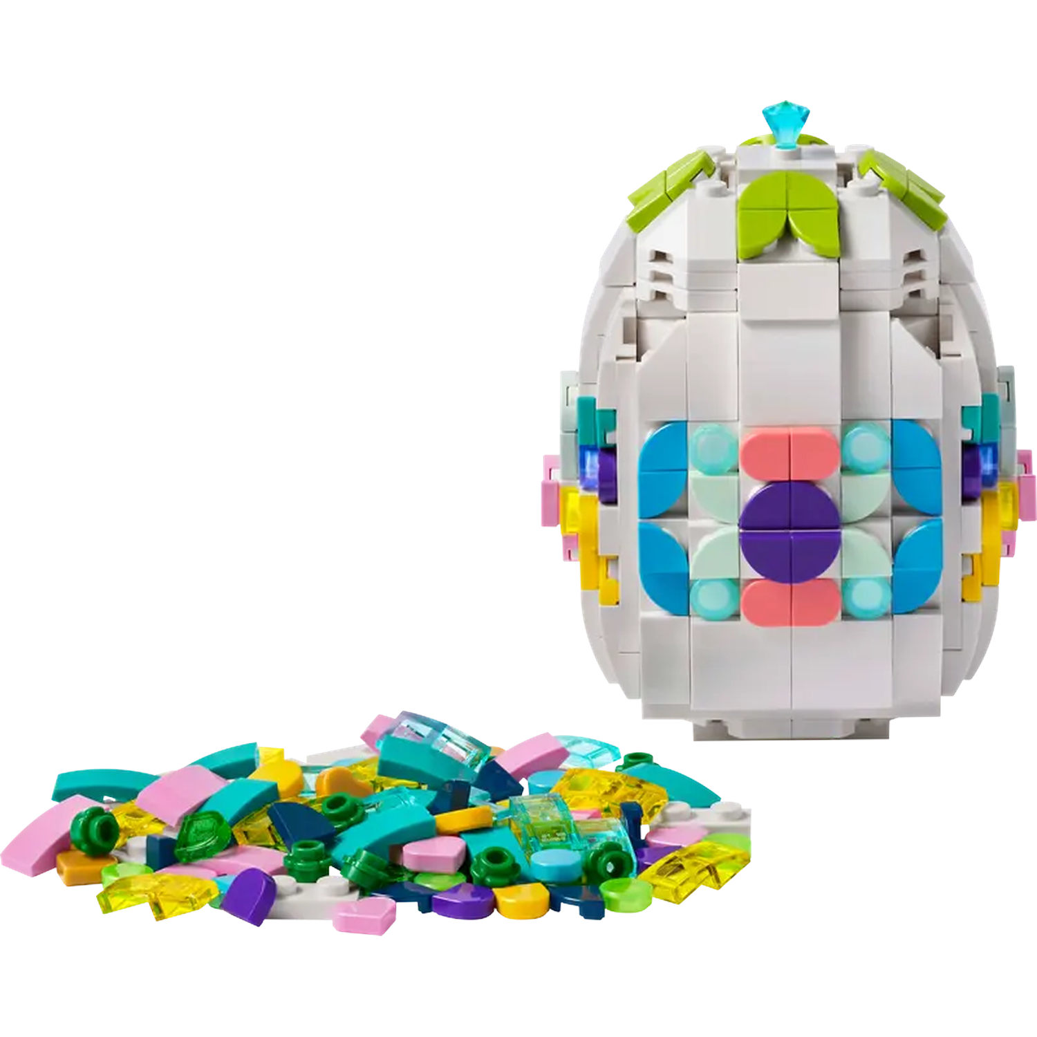 Een witte Lego paasei met kleurrijke details en losse stukken. Het ei heeft een bloemenontwerp. Groene, roze en blauwe stukken verspreid.