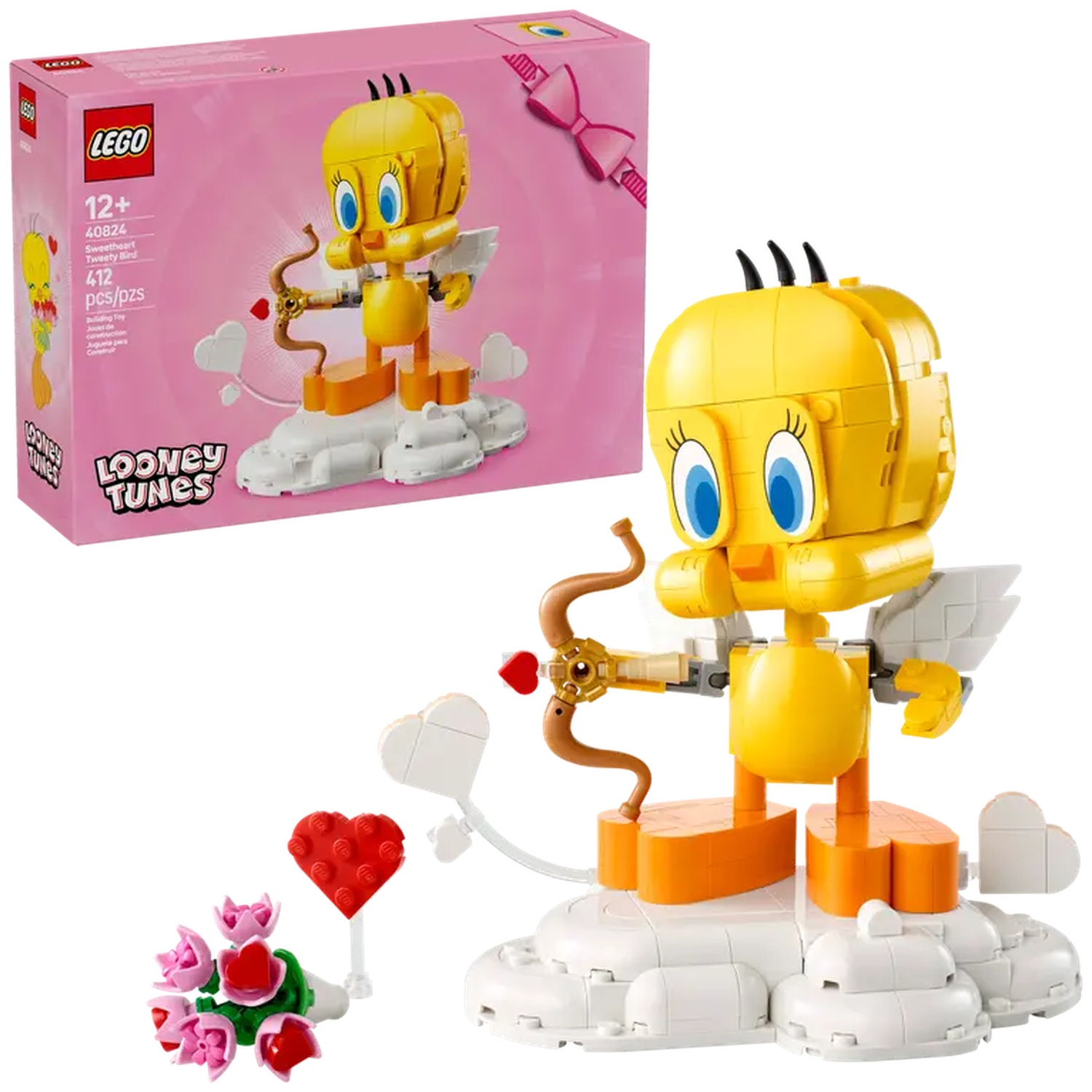 Un ensemble Lego de Titi en Cupidon. Il a un corps jaune, des yeux bleus et des ailes blanches. Il est sur un nuage avec un arc et une flèche.