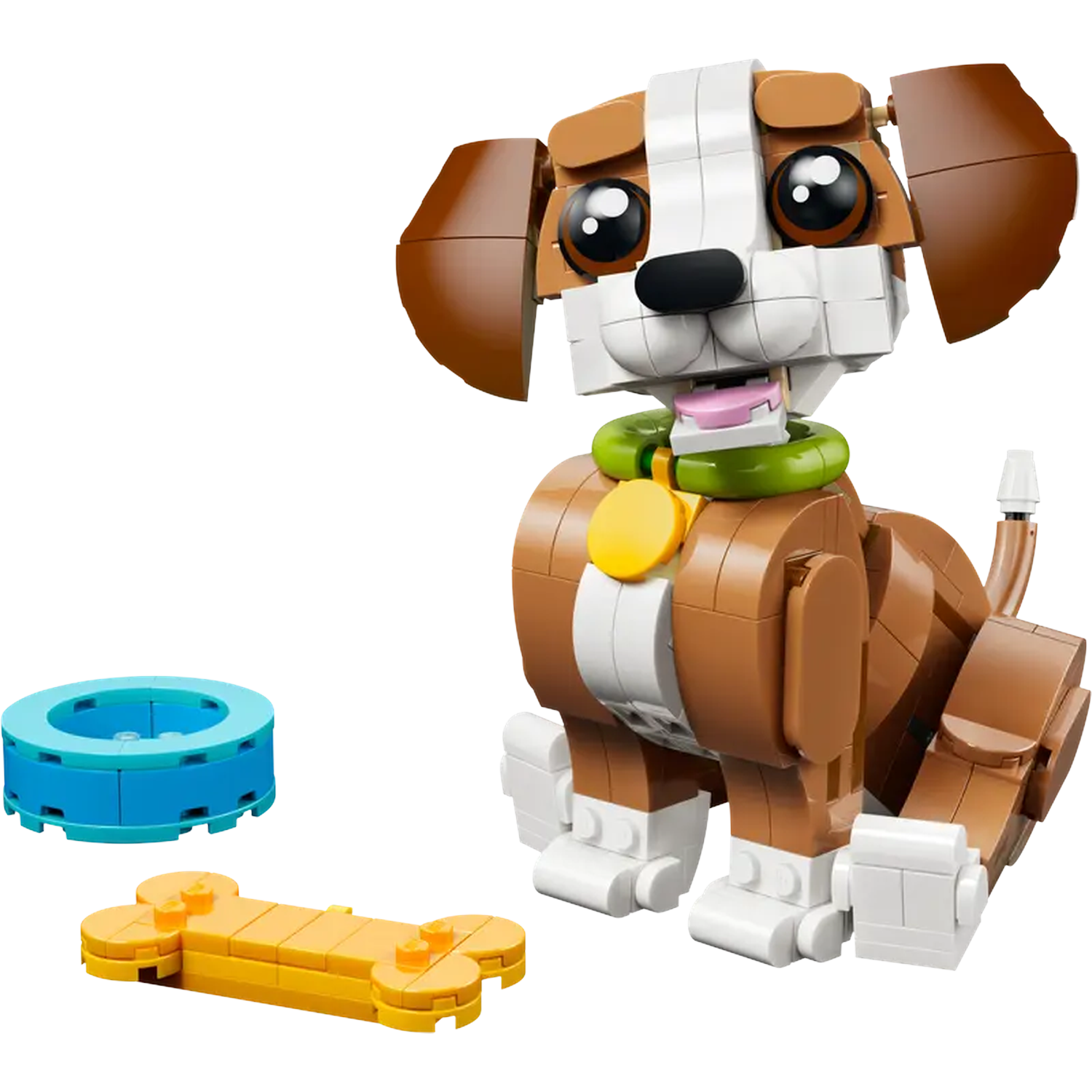 Een Lego-hond, bruin en wit, met een groene halsband en een gele tag, zittend. Een blauwe kom en een geel bot liggen ernaast.