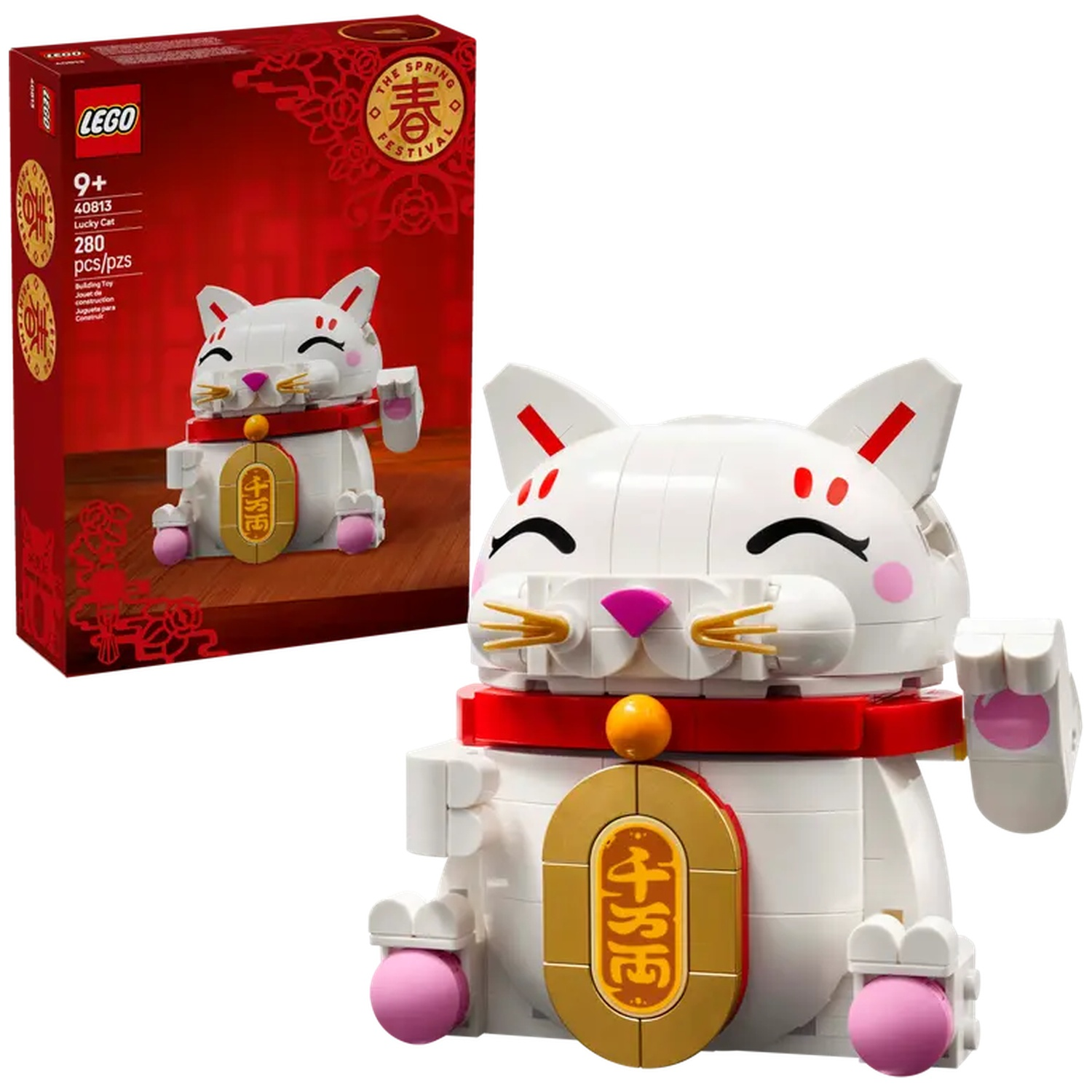 Een witte Lego gelukskat met rode kraag, gouden bedel en roze accenten. Ernaast een rode doos met een vergelijkbare kat.