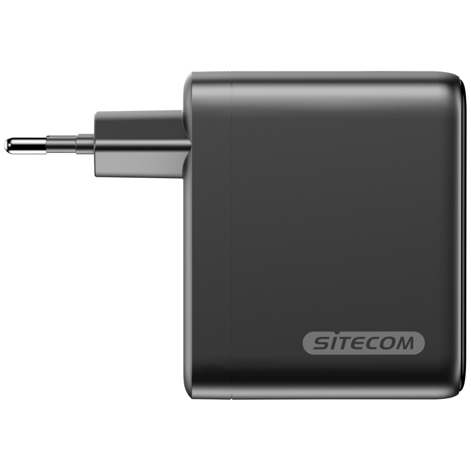 Een zwarte Sitecom-stroomadapter op een witte achtergrond. Het heeft een stekker aan de linkerkant en een vierkant lichaam met de merknaam erop.