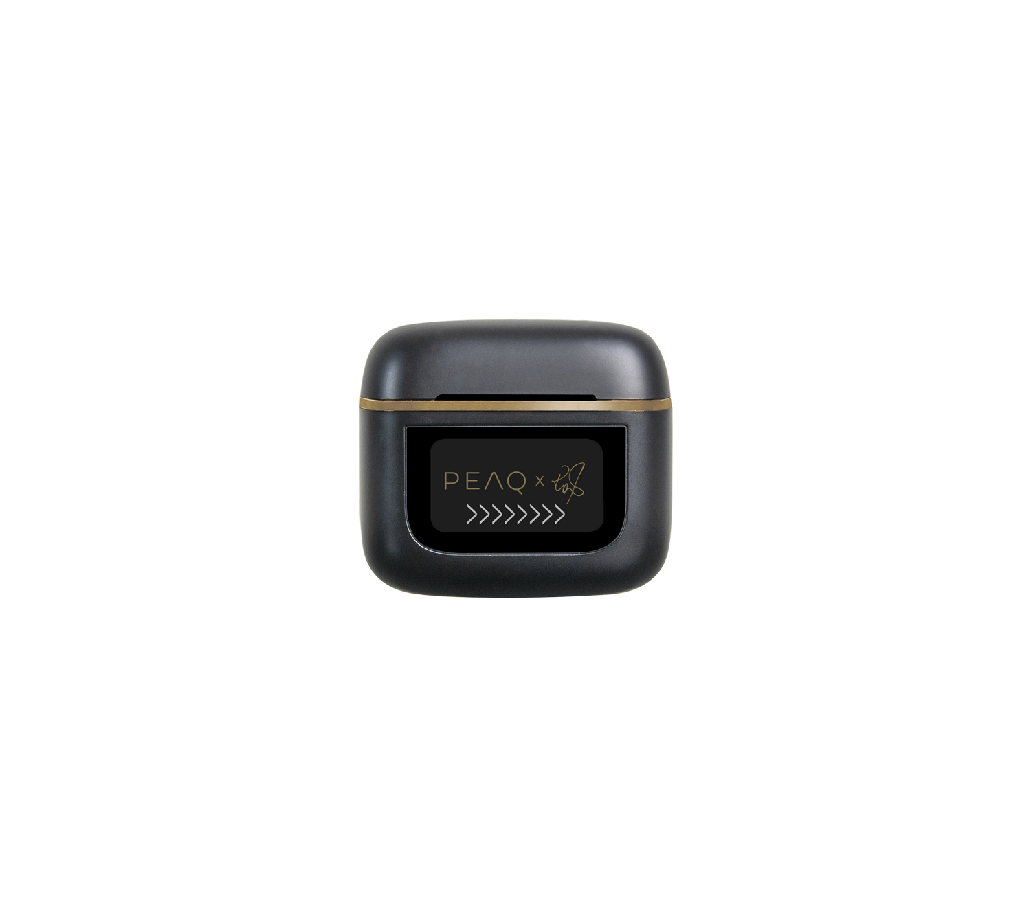Estuche negro para auriculares con ribete dorado. El estuche tiene el texto 'PEAQ x' y flechas. El fondo es gris sólido.