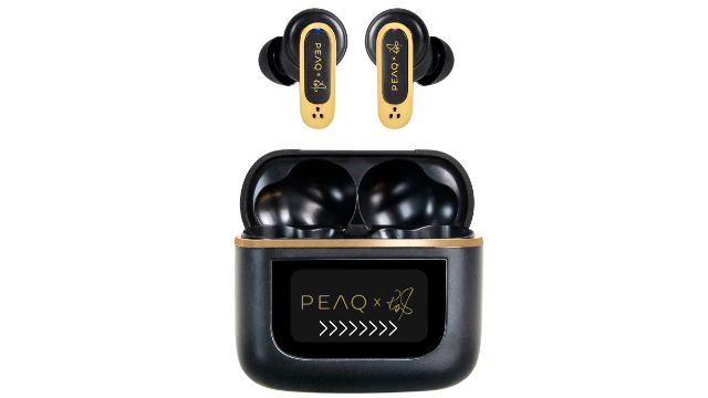 Auriculares inalámbricos y estuche de carga. Los auriculares son dorados y negros. La funda es negra con ribete dorado y un logotipo que dice PEAQ x mariposa.