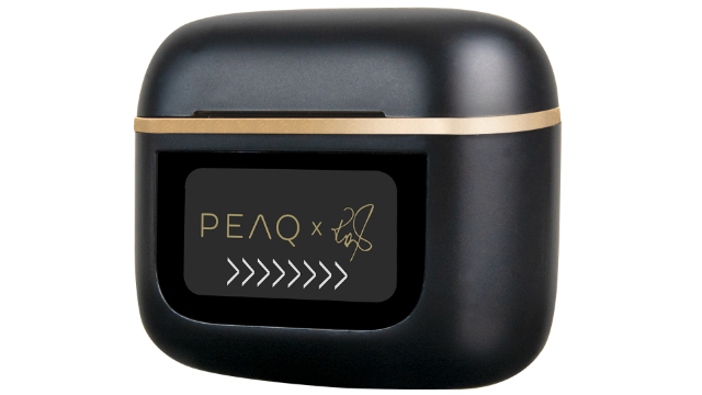 Funda cuadrada negra para auriculares con detalles dorados. Tiene un logotipo que dice PEAQ x con una firma y flechas blancas.