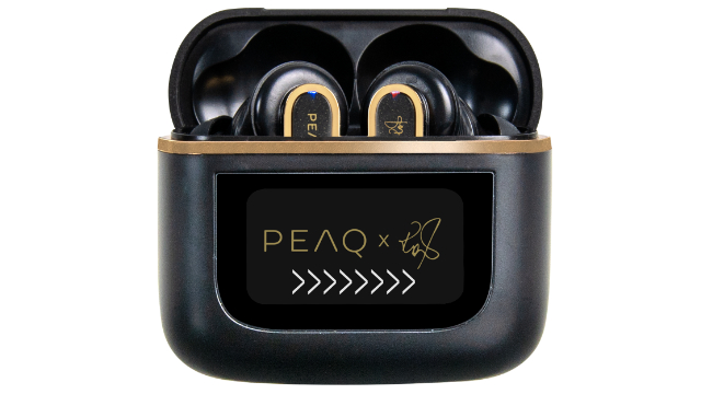 Auriculares negros y dorados en un estuche de carga. El estuche tiene una pantalla con el logotipo PEAQ. Los auriculares están dentro.