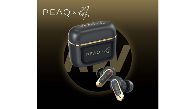 Auriculares y estuche PEAQ negros y dorados sobre un fondo degradado dorado-marrón. La funda y los auriculares están marcados.