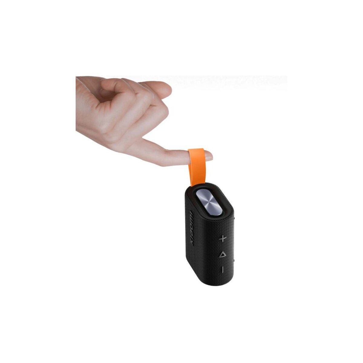 Una mano sostiene un altavoz negro con una correa naranja. El altavoz tiene controles plateados. El fondo es blanco.
