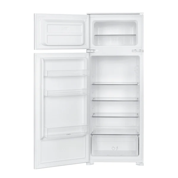 Un refrigerador blanco con la puerta abierta, mostrando estantes y compartimentos. El congelador está arriba. La puerta está a la izquierda.
