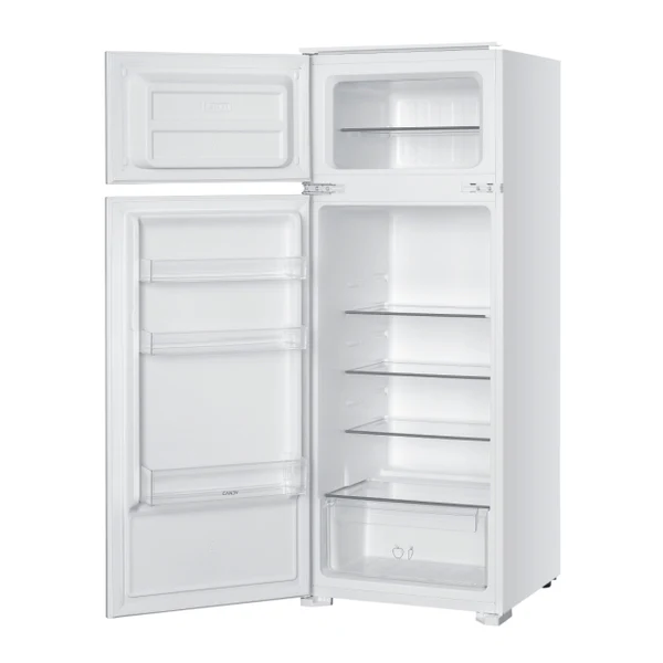 Un refrigerador blanco con la puerta abierta, mostrando estantes y compartimentos. El congelador está arriba. La puerta tiene estantes.