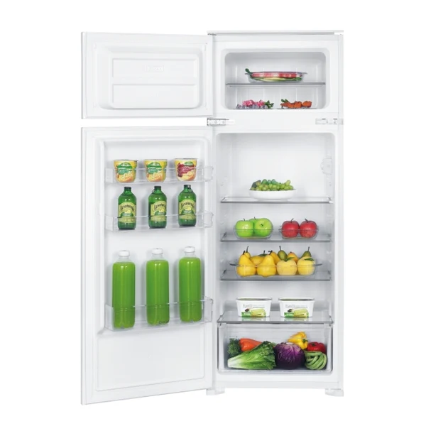 Refrigerador blanco abierto lleno de alimentos: bebidas, frutas, verduras y comidas preparadas.