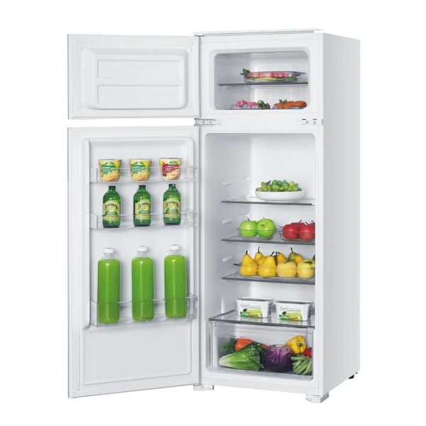 Refrigerador blanco abierto lleno de alimentos: frutas, verduras, bebidas y productos lácteos.