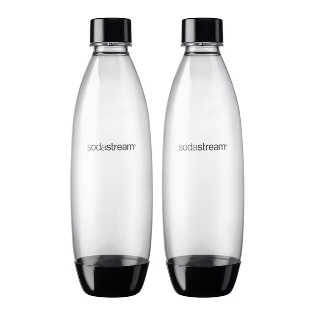 Dos botellas transparentes de SodaStream con tapas y bases negras, una al lado de la otra sobre fondo blanco. El logo es visible.
