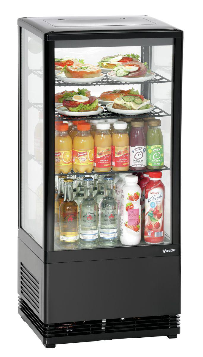 Ein gewerblicher Kühlschrank mit Sandwiches, Flaschengetränken und Säften. Die Artikel befinden sich auf Regalen hinter einer Glastür.