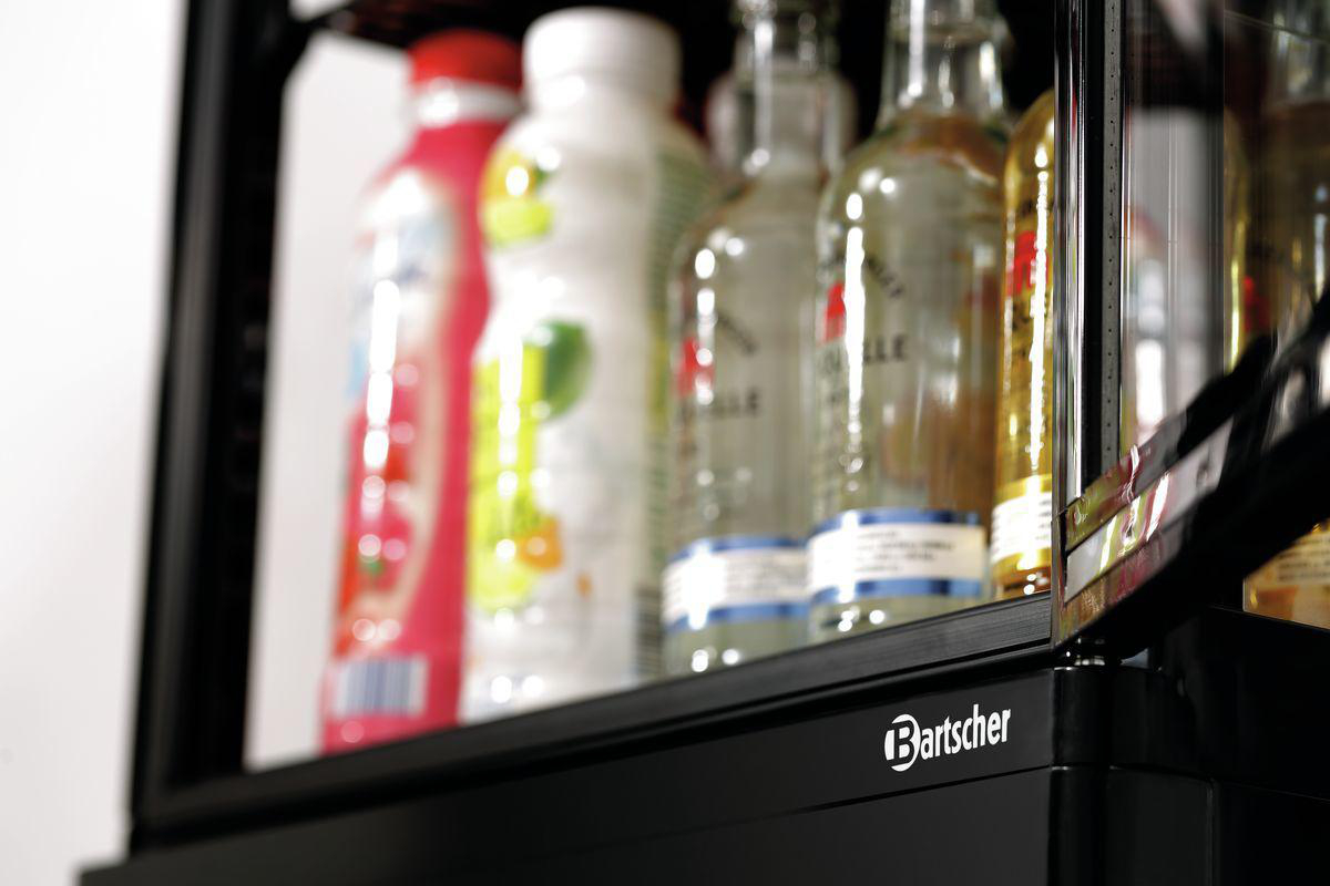 Getränkeflaschen in einem Kühlschrank. Sichtbare Marken sind Bartscher. Flaschen sind in verschiedenen Größen und Farben, rot, grün, klar und gelb.