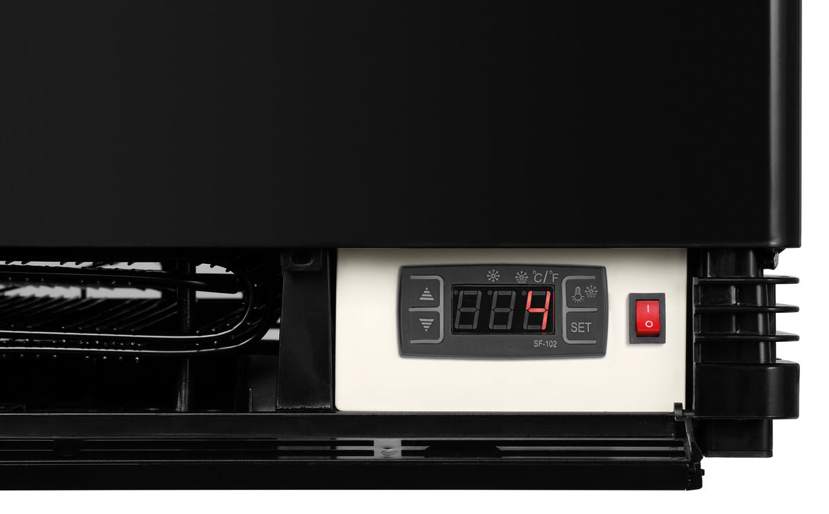 Nahaufnahme einer Digitalanzeige mit Zahlen. Sie zeigt die Temperatur mit einem roten Ein-/Ausschalter daneben. Schwarz-weißes Gehäuse.