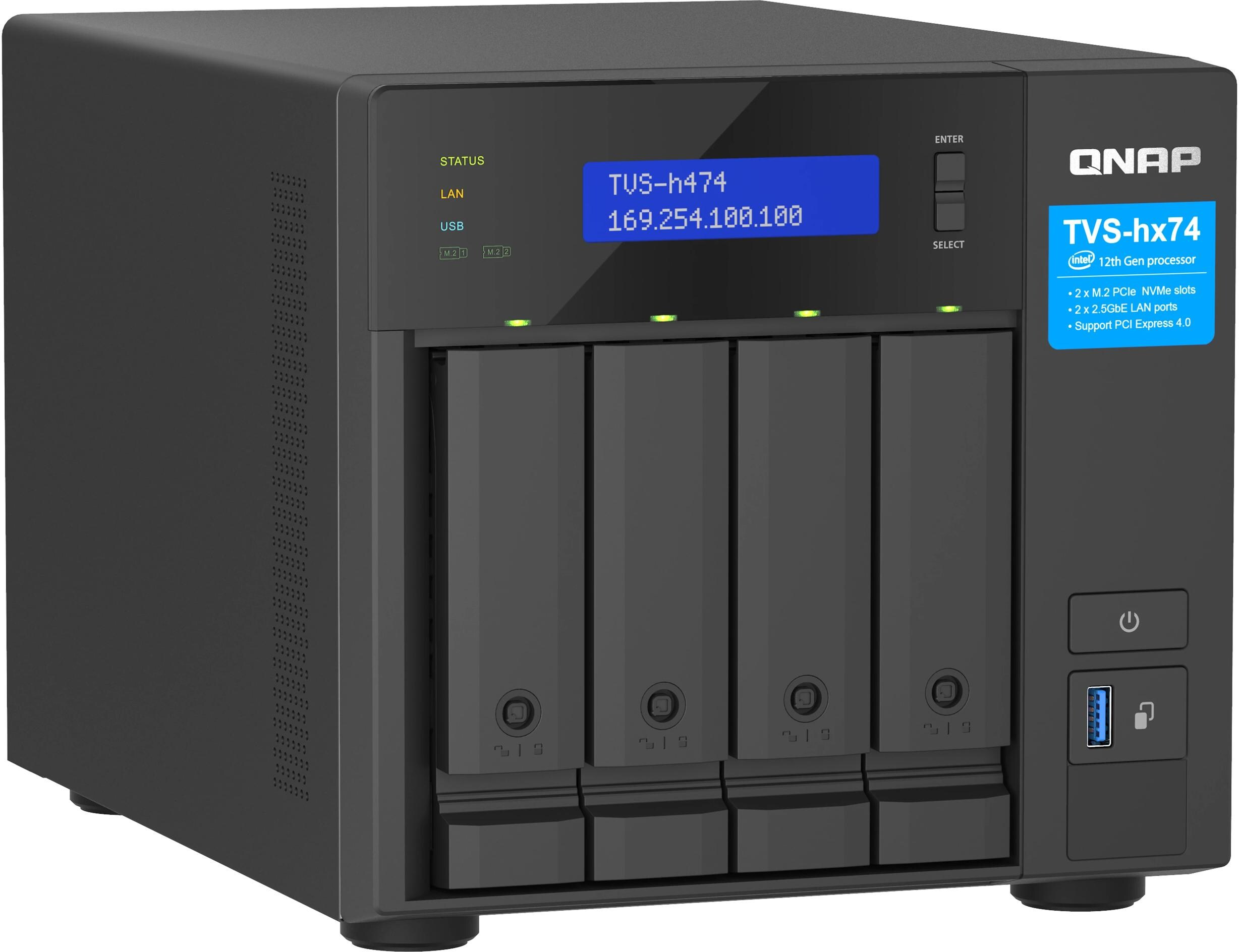 Un serveur QNAP noir avec un écran bleu affichant une adresse IP. Il possède des baies de disques et des voyants d'état. Le logo Intel est visible.