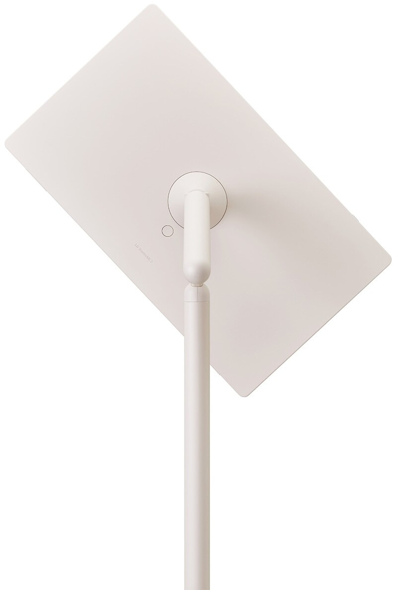 Un monitor bianco su un supporto bianco. Lo schermo è rettangolare e angolato. Il supporto è un palo verticale.