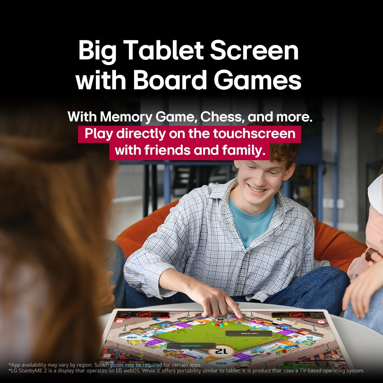 Un giovane indica un gioco da tavolo su un grande schermo di tablet. Altre due persone sono vicine. Il testo dice 'Big Tablet Screen'.