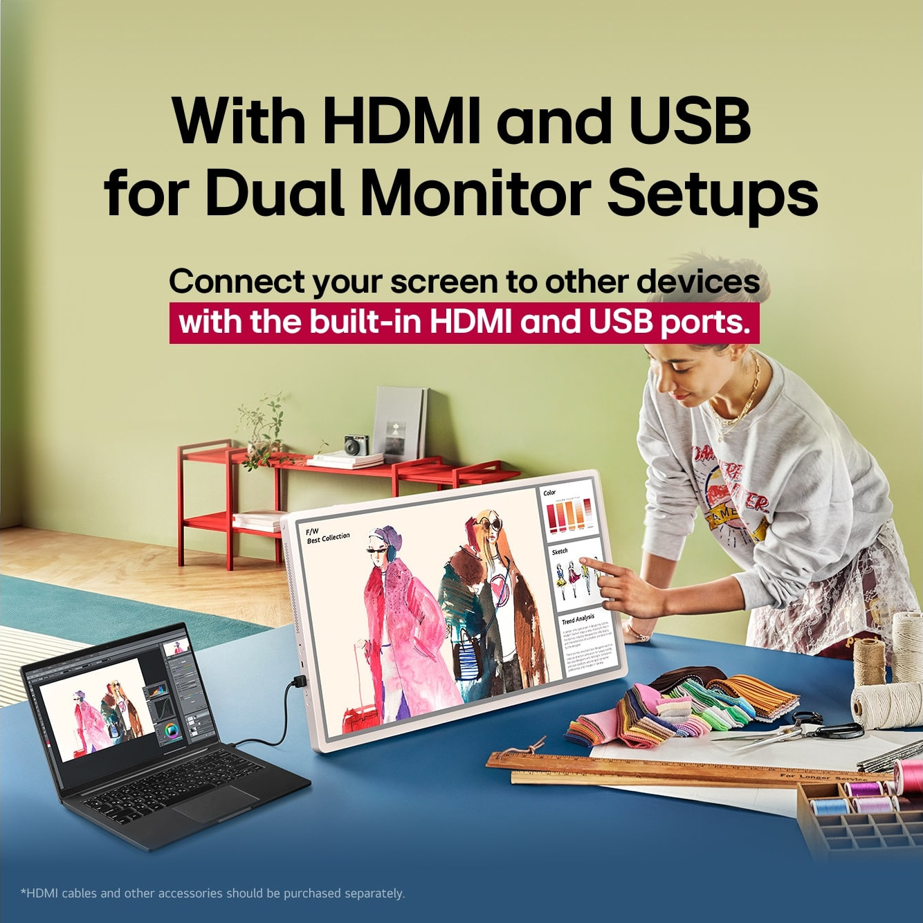 Una donna indica uno schermo con disegni di moda. Un laptop è collegato. Testo: 'Dual Monitor Setups'.