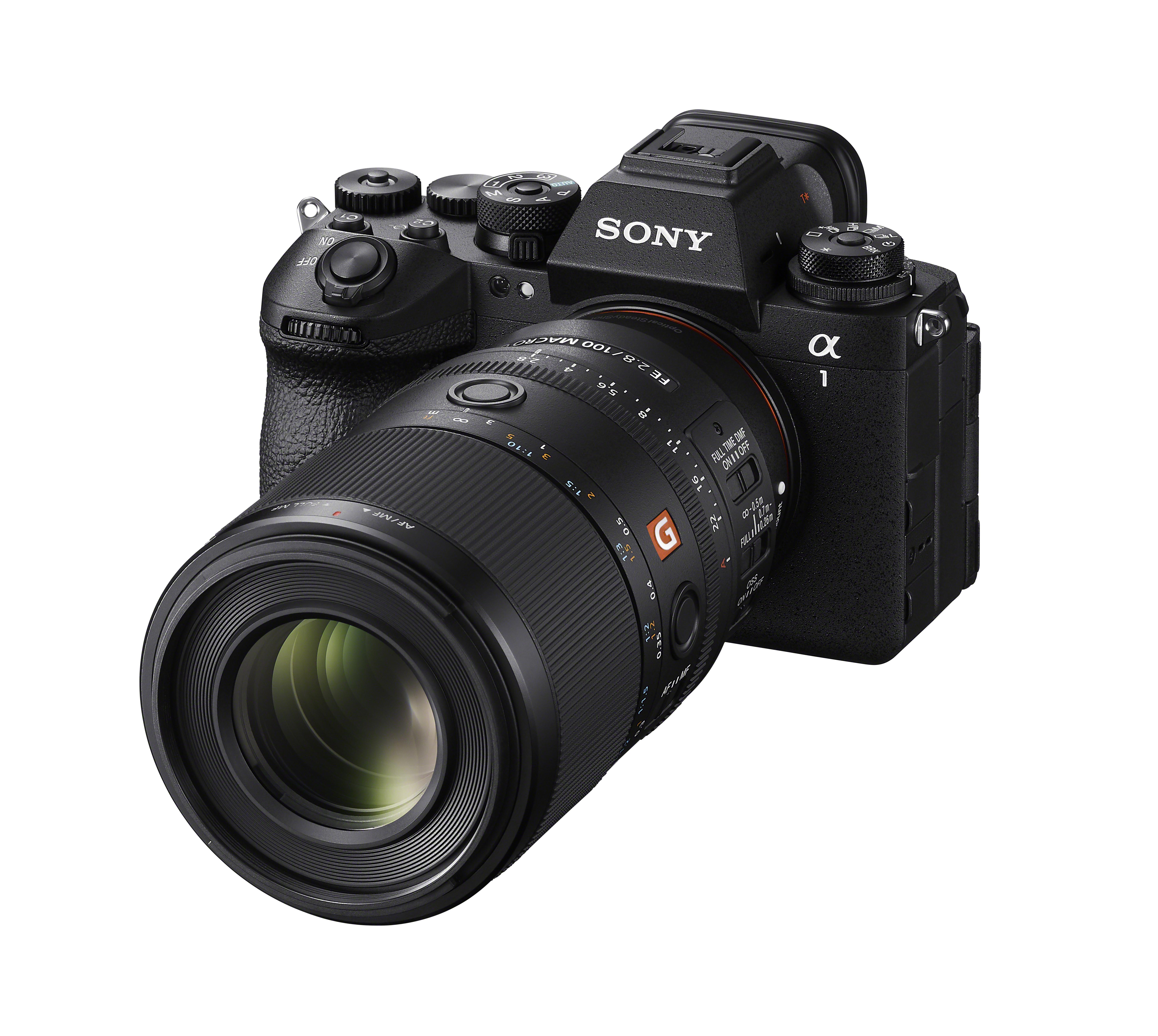 Eine schwarze Sony Alpha 1 Kamera mit Objektiv. Das Objektiv ist groß mit einer Glasfront. Die Kamera ist vor weißem Hintergrund.