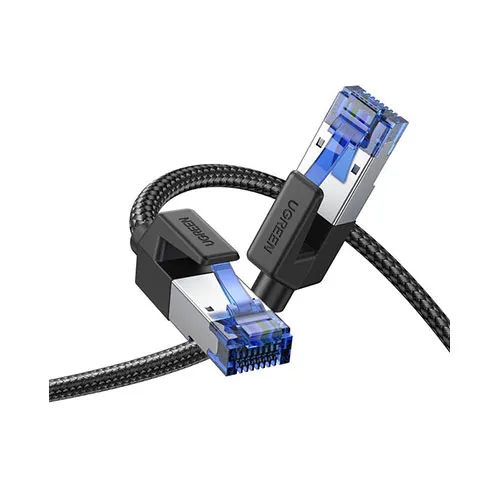 Mavi konektörlü ve siyah örgülü kablolu iki UGREEN Ethernet kablosu beyaz bir arka plan üzerinde gösteriliyor.