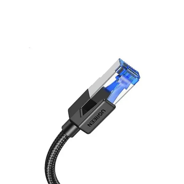 Bir UGREEN Ethernet kablosu konektörünün yakın çekimi. Siyah ve gümüş renkli, mavi bir konektöre sahip. Kablo siyah ve örgülü.