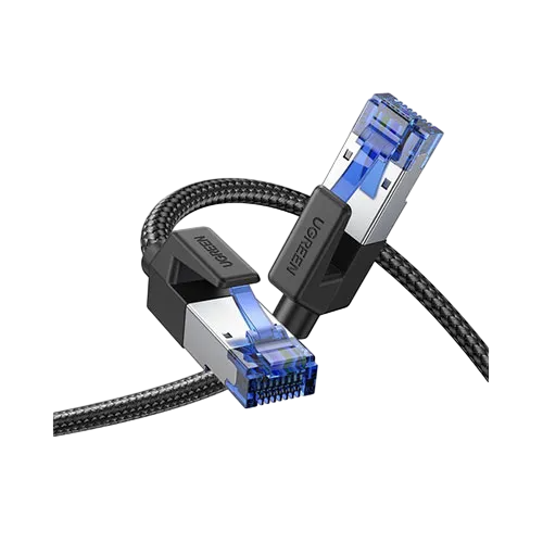 Siyah arka plan üzerinde, mavi konektörlü ve siyah örgülü kablolu iki UGREEN Ethernet kablosu.