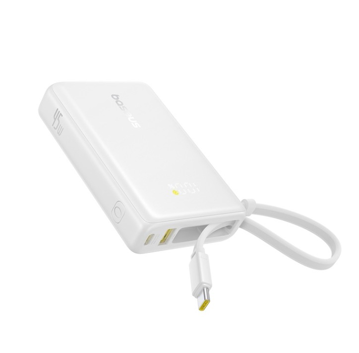 Beyaz Baseus powerbank, USB-C kablosu ile. %100 ve 45W gösteriyor. Beyaz bir kayış takılı. Arka plan beyaz.