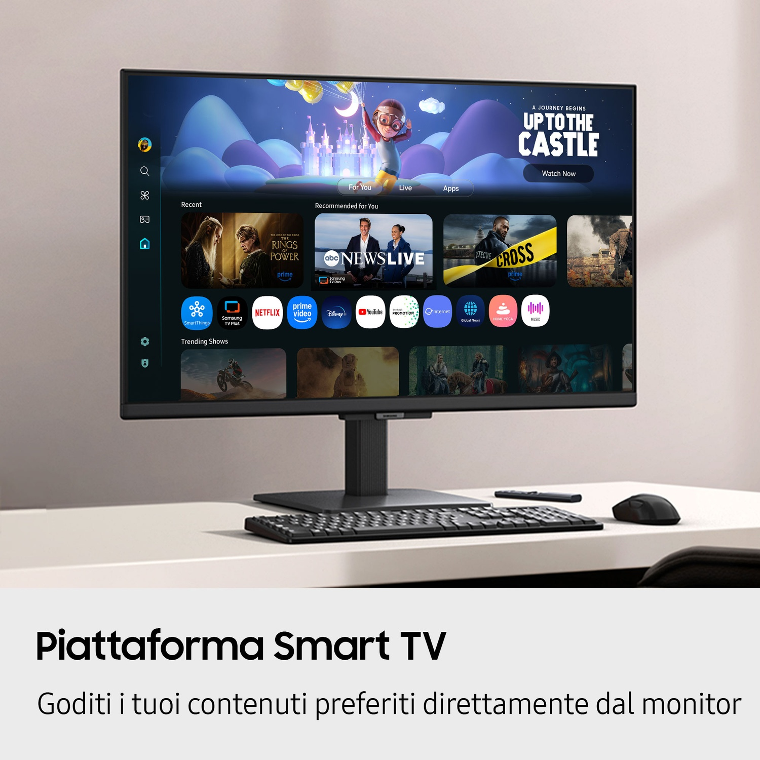 Un monitor mostra un'interfaccia Smart TV. Tastiera e mouse sul tavolo. Testo in basso: 'Piattaforma Smart TV'.