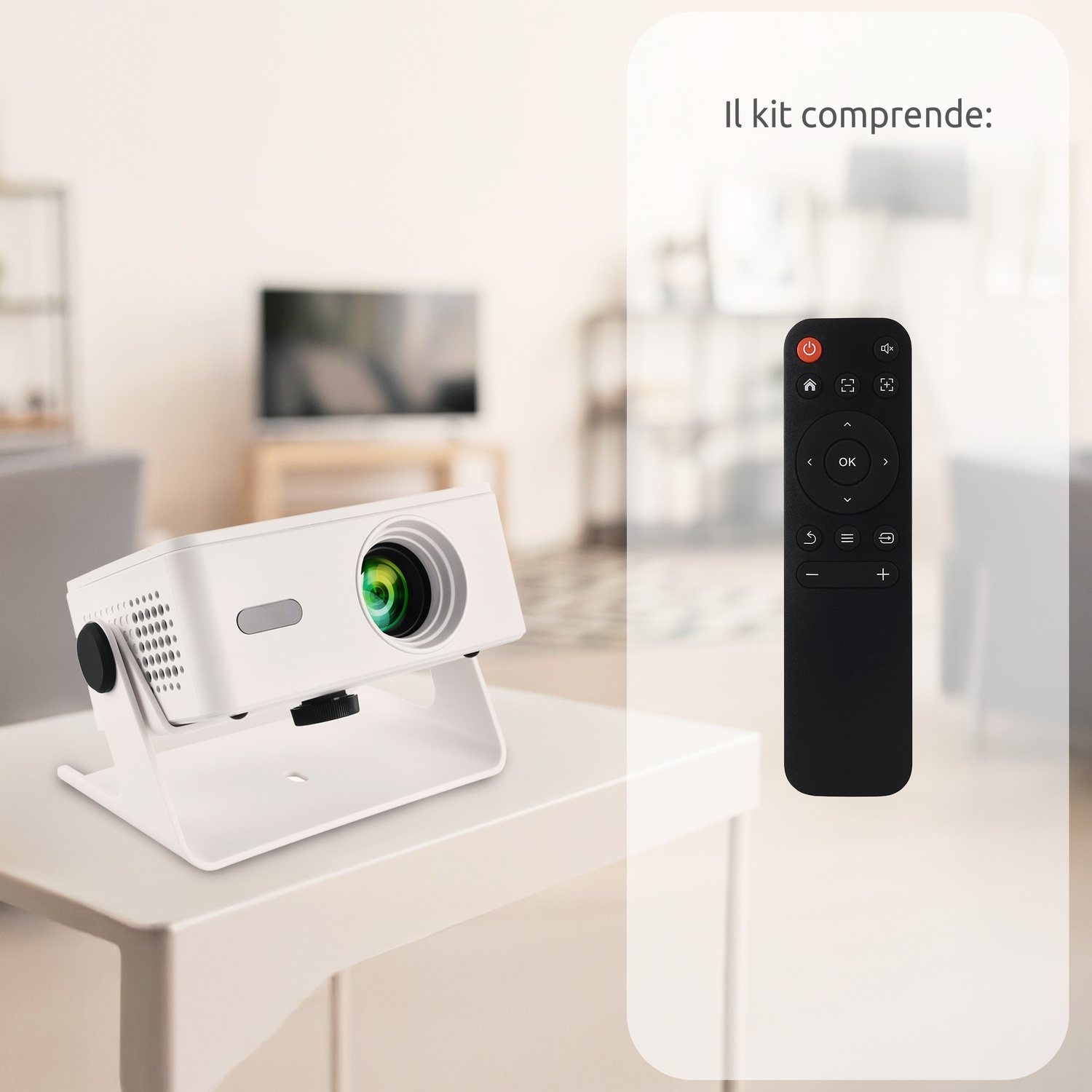 Un proiettore bianco su un supporto, un telecomando nero e una scena sfocata del soggiorno con una TV sullo sfondo.