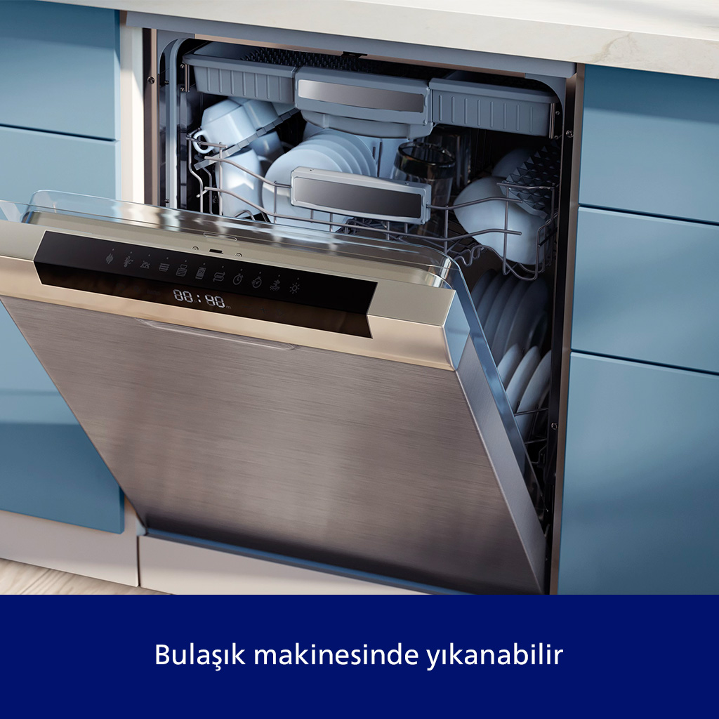 İçinde bulaşıklar olan açık bulaşık makinesi. Paslanmaz çelik kapı, mavi dolaplar. Ekran 00:46. Metin: "Bulaşık makinesinde yıkanabilir."