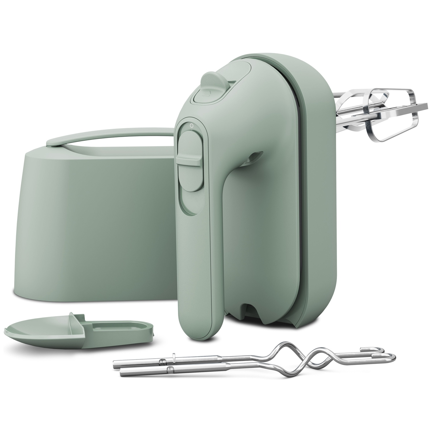 Un batteur à main vert sauge avec accessoires, dont une base de rangement et des batteurs, sur fond blanc.